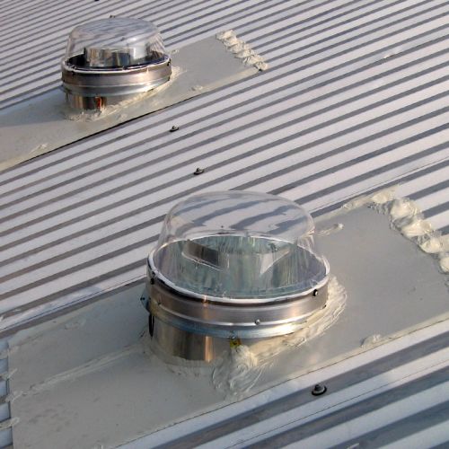 Particolare di tetto di cupole dei lucernari tubolari