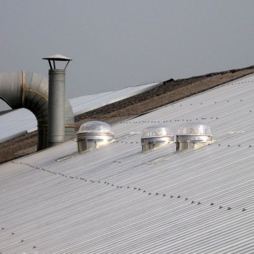Lucernari a tubo su tetto a doppia falda in copertura metallica