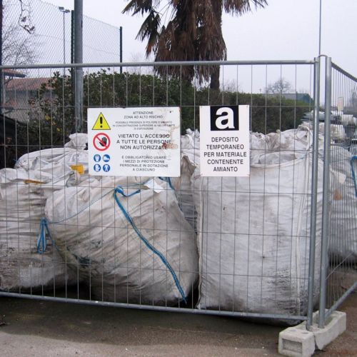 Un area di raccolta dei detriti viene posta in sicurezza nel cantiere