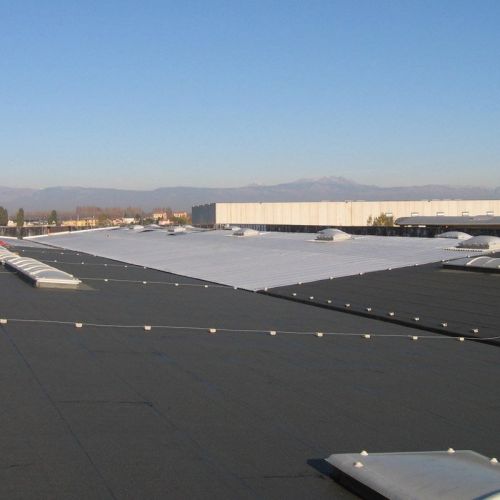 Fase di impermeabilizzazione del tetto con PVC