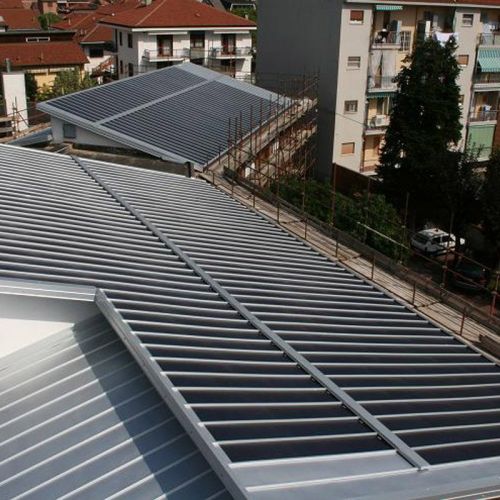 Edificio civile con tetto in metallo e pannelli solari